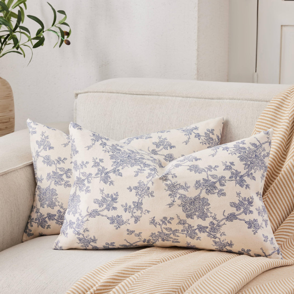 2 Pack French Floral Throw Pillow Covers 18x18in, Blue/Cream