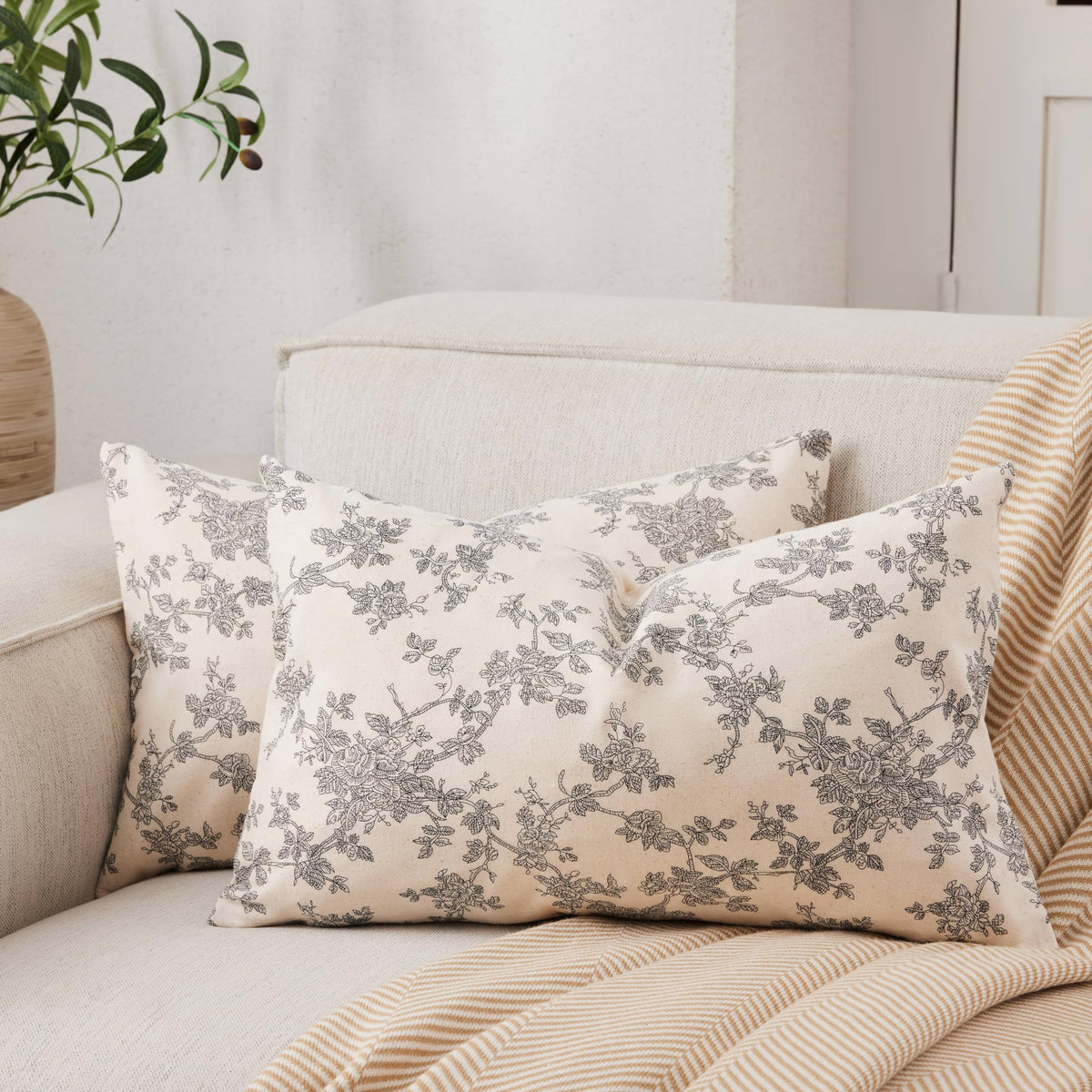 2 Pack French Floral Throw Pillow Covers 18x18in, Blue/Cream