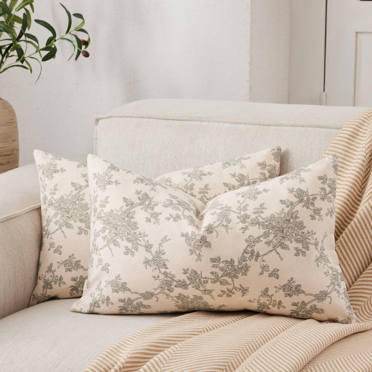 2 Pack French Floral Throw Pillow Covers 18x18in, Blue/Cream