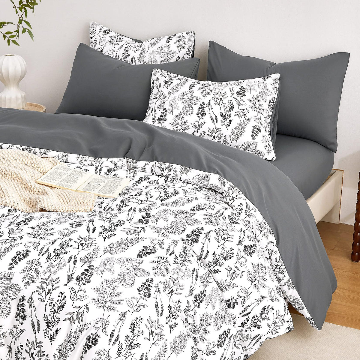 Wake In Cloud - Floral Duvet Cover Set, Botanical Vintage Flower Coquette Cottagecore Aesthetic for Women Teen Girls, Soft Lightweight Bedding, 3-Piece, Olive Green, Queen Size