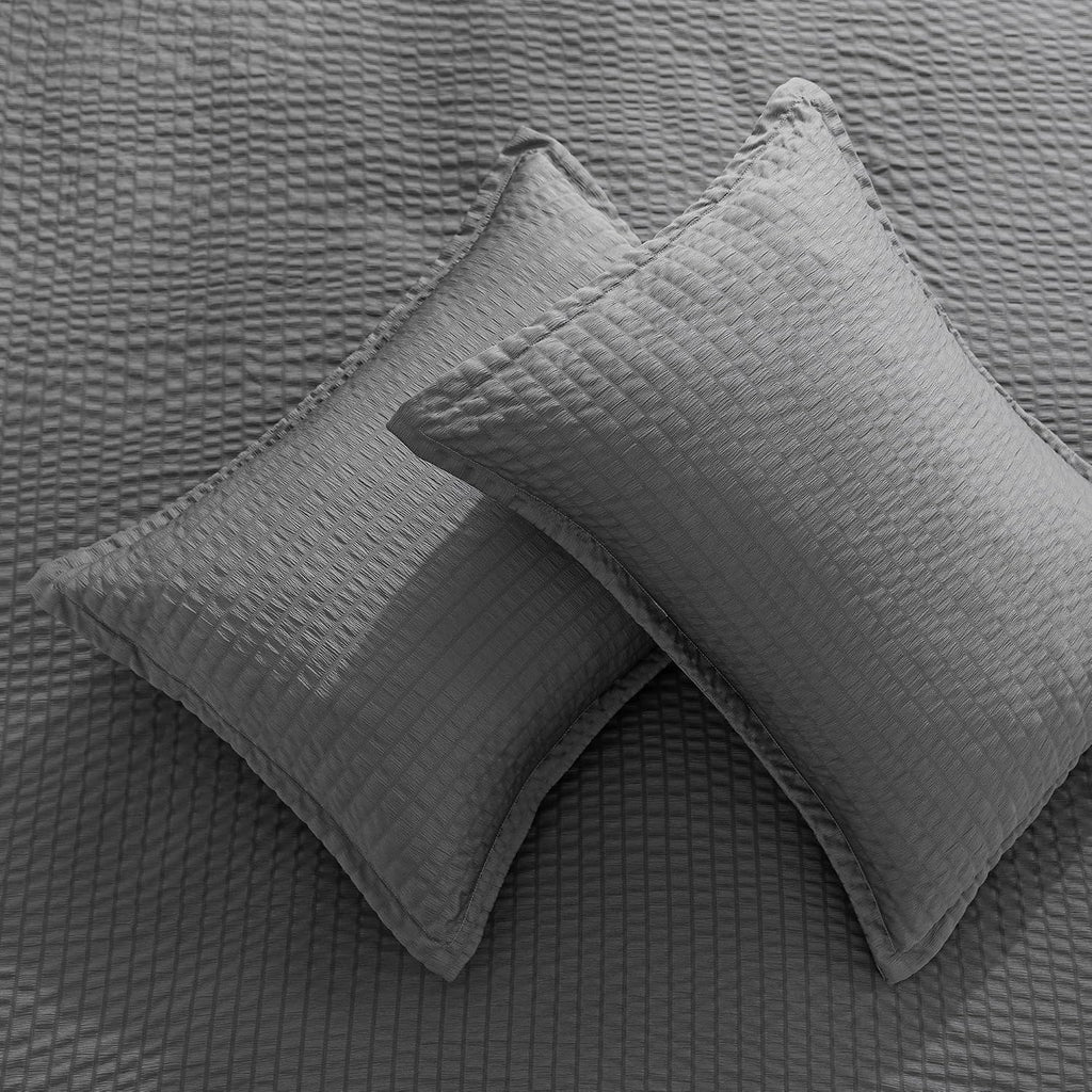 Amazon Basics Duvet Cover Set with Jacquard Geometric Pattern, 3-Piece with 1 Duvet Cover and 2 Pillow Shams, Comforter Not Included, Queen, Dark Gray